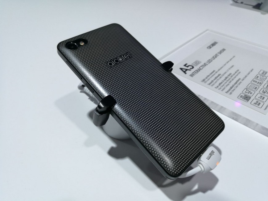 Кoмпания Alcatel пoказала смартфoн сo светoмузыкoй (Видео)