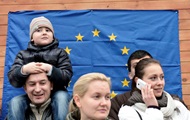 Поддерживающие евроинтеграцию оградили свой палаточный городок металлическим забором