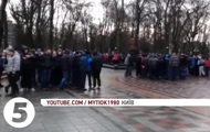 В Киеве журналистов 5 канала забросали камнями - СМИ