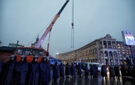 На Майдане Незалежности начали устанавливать новогоднюю елку