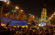 Ночь на Михайловской площади: люди в масках, чай и сон в храме