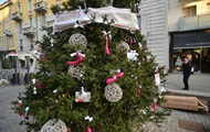 В Милане одну из рождественских елок украсили фаллоимитаторами