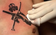 Активисты Евромайдана делают татуировки на память о протестах
