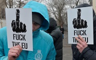 Фоторепортаж: F*ck the EU. Противники Евросоюза пикетировали посольство США в Киеве