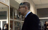 Яценюка и Турчинова облили зеленкой в больнице Тимошенко