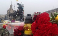 Люди несут цветы на Майдан в знак памяти о погибших активистах