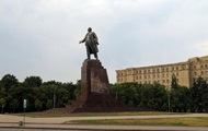 Активисты в Харькове укрепляют ограждения вокруг памятника Ленину