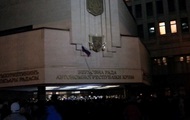 Митингующие установили флаг России на здании крымского парламента