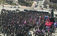 На митинг в поддержку Януковича в Донецке собралось уже две тысячи человек