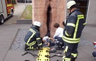 В памятнике гигантской вагине застрял студент из США