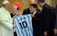 Диего Марадона подарил Папе Римскому именную футболку