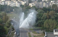 В Киеве прорвало трубу: появился 10-метровый фонтан