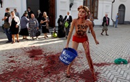 Голая активистка Femen в Киево-Печерской лавре облилась 