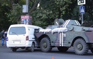В Николаеве армейский БРДМ врезался в микроавтобус