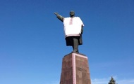 Памятник Ленину в Запорожье переодели в вышиванку