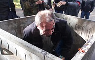 В Николаеве бросили в мусорный бак чиновника, устроившего пьяное ДТП