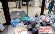 Во Львове магазин Рошен закидали мусором из-за ВК