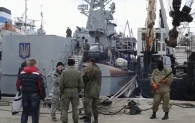 Самооборона Крыма захватила два украинских корабля в Севастополе