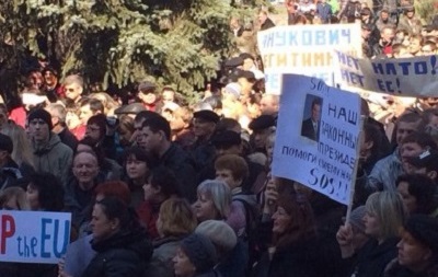 В Мариуполе митингует тысяча сторонников Януковича
