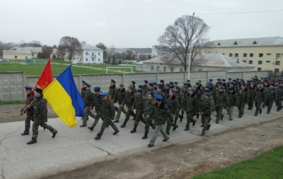 Около пяти тысяч украинских военнослужащих будут вывезены из Крыма - Минобороны