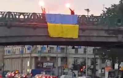 На мосту в Санкт-Петербурге вывесили украинский флаг 