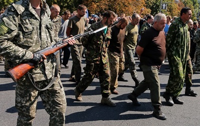 Опознаны около 20 участников  парада военнопленных  в Донецке