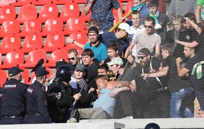 Российские полицейские избили безногого фаната на трибуне
