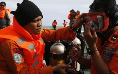 На месте крушения лайнера AirAsia возобновились поиски