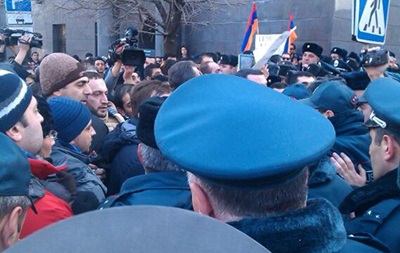 Участники массовых протестов в Ереване пытались сжечь флаг России