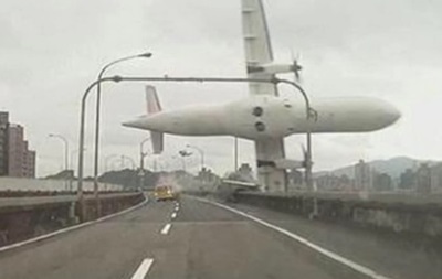 Авиакатастрофа в Тайване: пассажирский самолет упал в реку