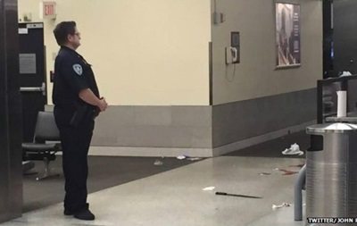 В США в аэропорту Нового Орлеана мужчина напал на полицейских с мачете