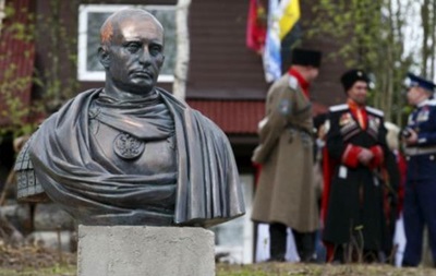 У Росії з явився пам ятник Путіну в образі імператора