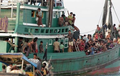 Біля берегів Індонезії врятували човен із мігрантами