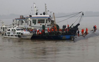 Із затонулого в Китаї корабля врятували лише 13 осіб