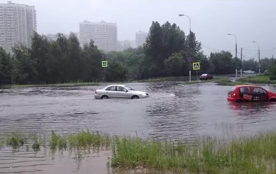 Сильный ливень затопил улицы Москвы, а Курск превратил в Венецию 