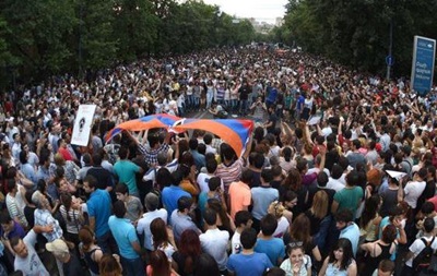 Протесты в Армении и Украине не схожи между собой - посол США