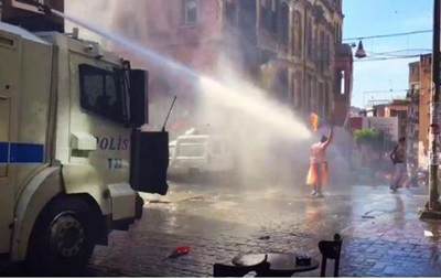 В Стамбуле против участников гей-парада применили водометы