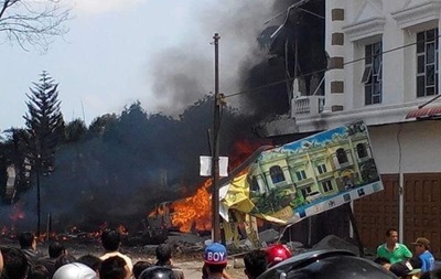 В Индонезии в результате падения самолета на отель погибли 30 человек