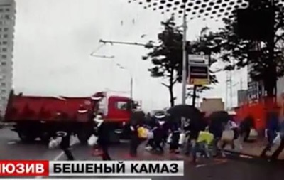 В Москве грузовик влетел в толпу на переходе: чудом никто не погиб