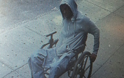 В Нью-Йорке среди бела дня мужчина в инвалидном кресле ограбил банк 
