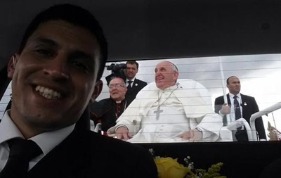 Водитель Папы стал звездой, сделав селфи в папамобиле