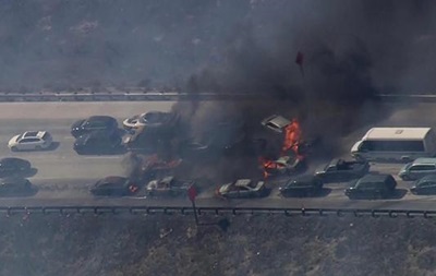 В США лесной пожар перекинулся на трассу, сгорели 20 машин
