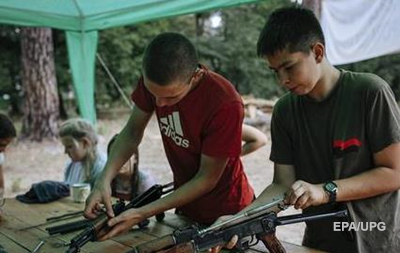 Daily Mail назвала неонацистским детский лагерь Азова под Киевом