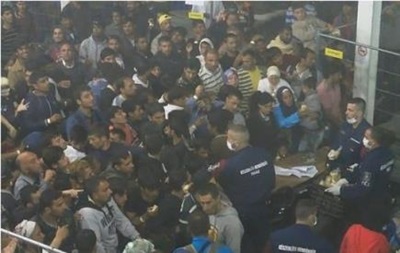 Обнародовано видео, как полиция Венгрии бросает мигрантам еду в толпу