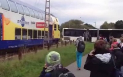 В Германии поезд врезался в школьный автобус