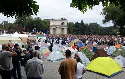 Протестующие в Молдове больше не требуют отставки президента