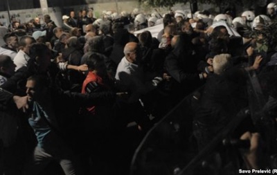 Около 40 человек пострадали при разгоне митинга в Черногории 