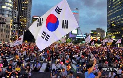 Десятки тысяч человек вышли на антиправительственную акцию в Сеуле