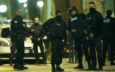 В центре Парижа эвакуируют людей из-за подозрительного пакета