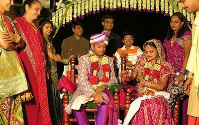 В Индии торговец бриллиантами оплатил 150 свадеб